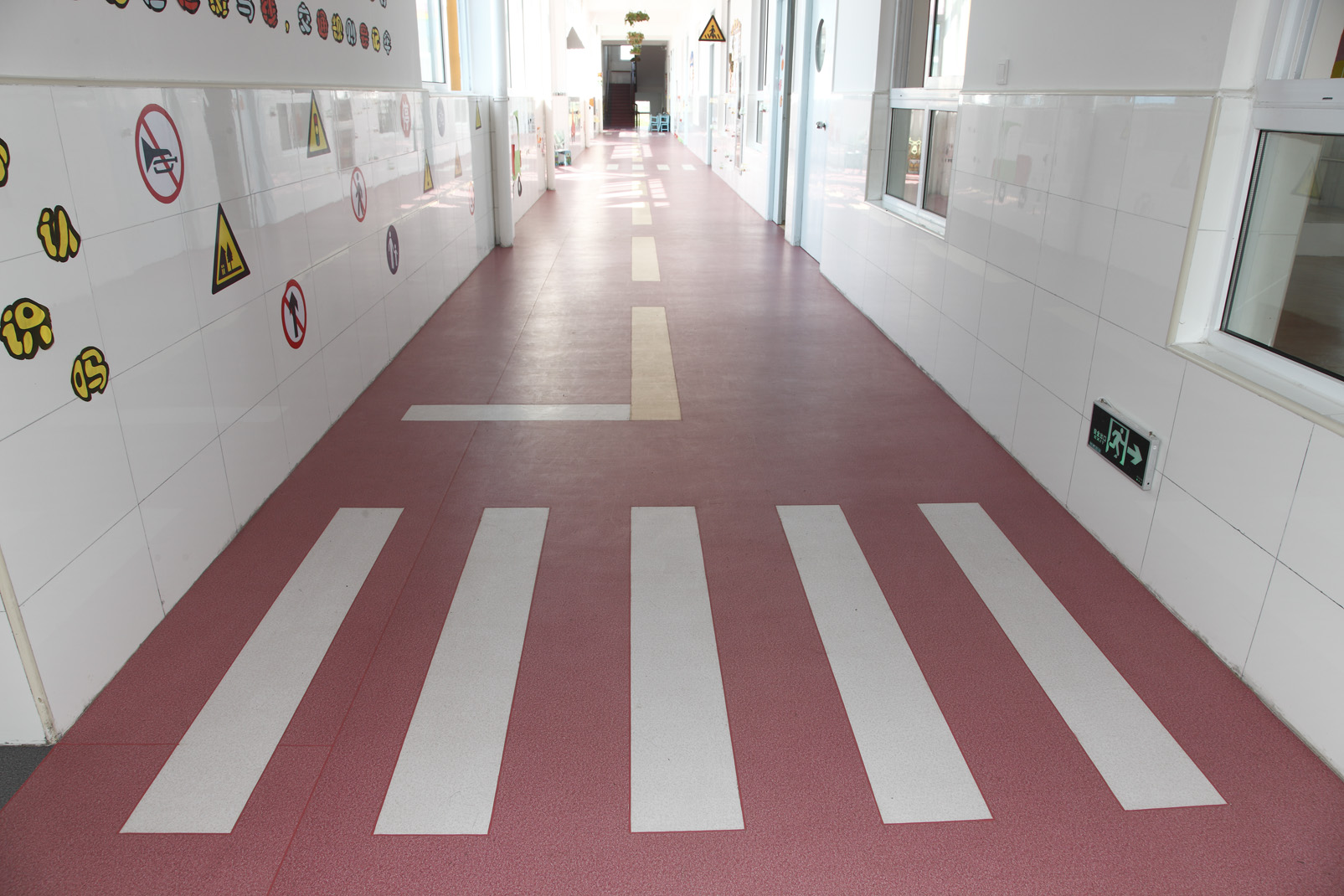 為什么幼兒園用地膠可以保護(hù)兒童的身體健康？【騰方PVC地板】