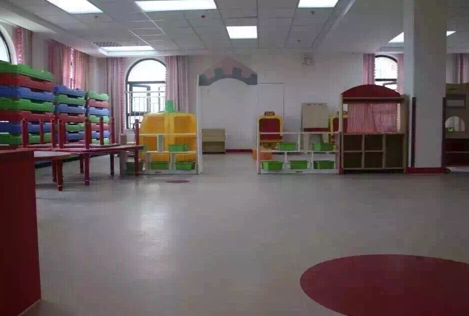 幼兒園地膠墊價(jià)格有什么優(yōu)勢(shì)？【騰方PVC地板】